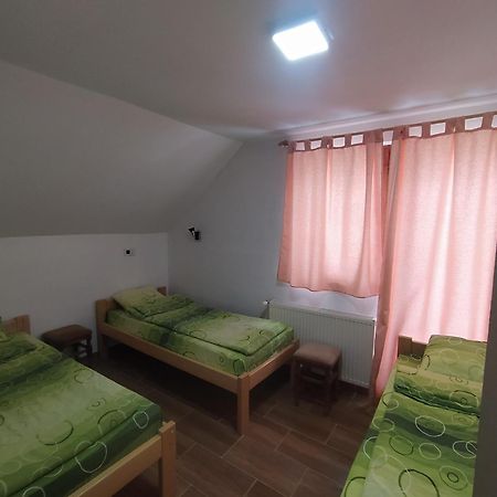 Bed and Breakfast Domacinstvo Kod Gere Crni Vrh Pokoj fotografie