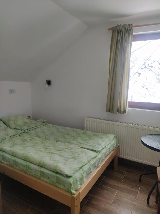 Bed and Breakfast Domacinstvo Kod Gere Crni Vrh Pokoj fotografie